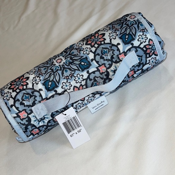 🎈VERA BRADLEY Picnic Blanket 67x50 - Lisbon Medallion print - Picture 2 of 9